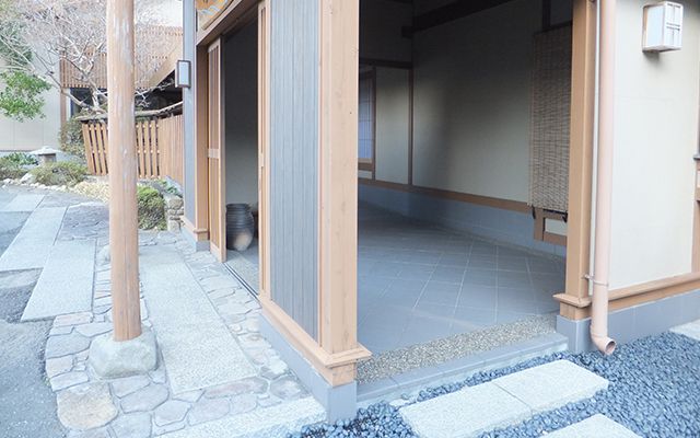 ホテル入口。横からも侵入できます。この通路の先に玄関があります。