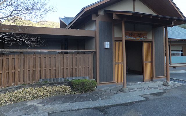 ホテル入口。足元は平たんな石で装飾されています。